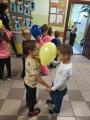taniec z balonem przedszkolaki.jpg